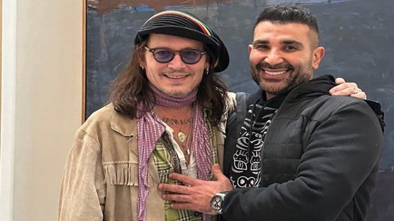 أحمد سعد برفقة جوني ديب ويمازحه: نورت بيت أخوك